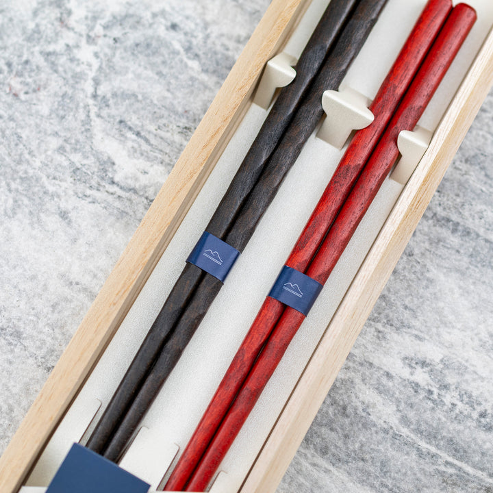 Japońskie Pałeczki do sushi Kawai - Kurabi Zestaw w drewnianym pudełku Black & Red
