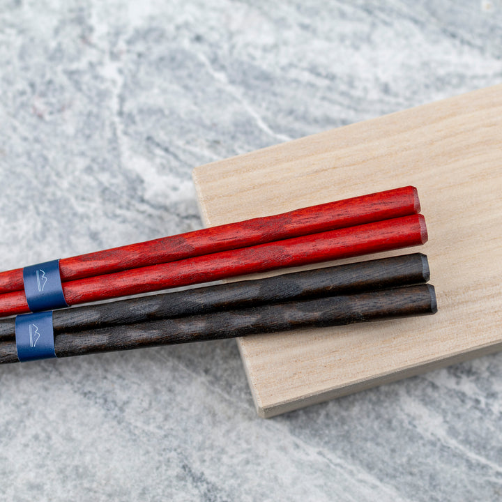 Japońskie Pałeczki do sushi Kawai - Kurabi Zestaw w drewnianym pudełku Black & Red