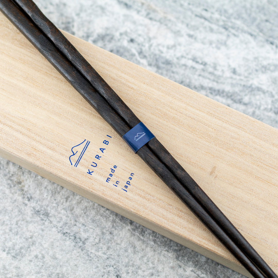 Japońskie Pałeczki do sushi Kawai - Kurabi Zestaw w drewnianym pudełku Black & Red