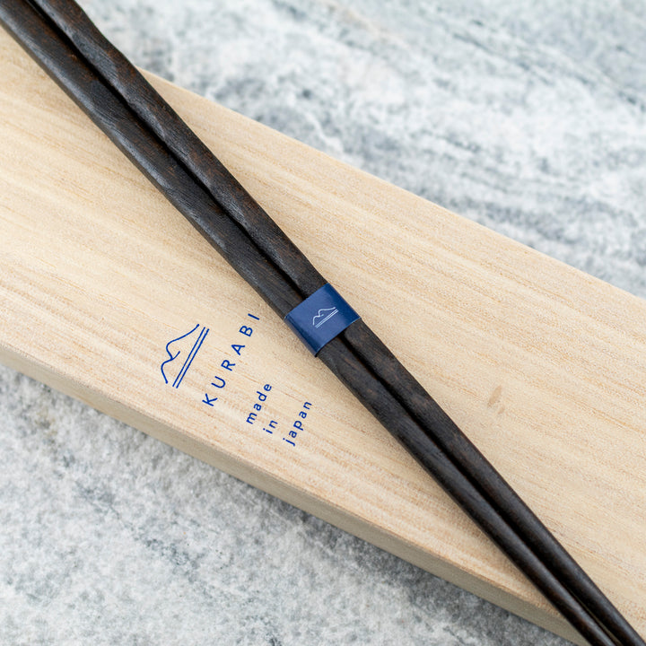 Japońskie Pałeczki do sushi Kawai - Kurabi Zestaw w drewnianym pudełku Black & Red
