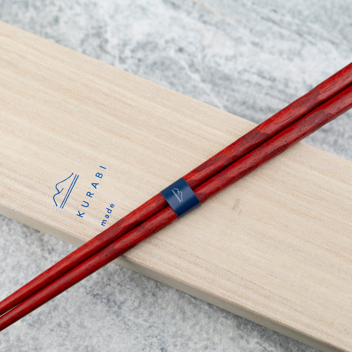 Japońskie Pałeczki do sushi Kawai - Kurabi Zestaw w drewnianym pudełku Black & Red