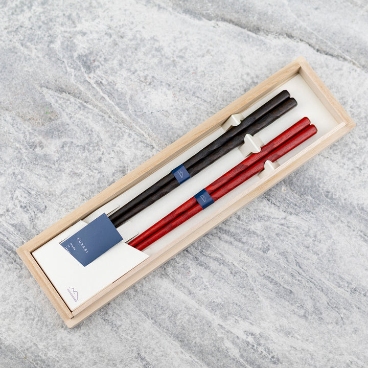Japońskie Pałeczki do sushi Kawai - Kurabi Zestaw w drewnianym pudełku Black & Red