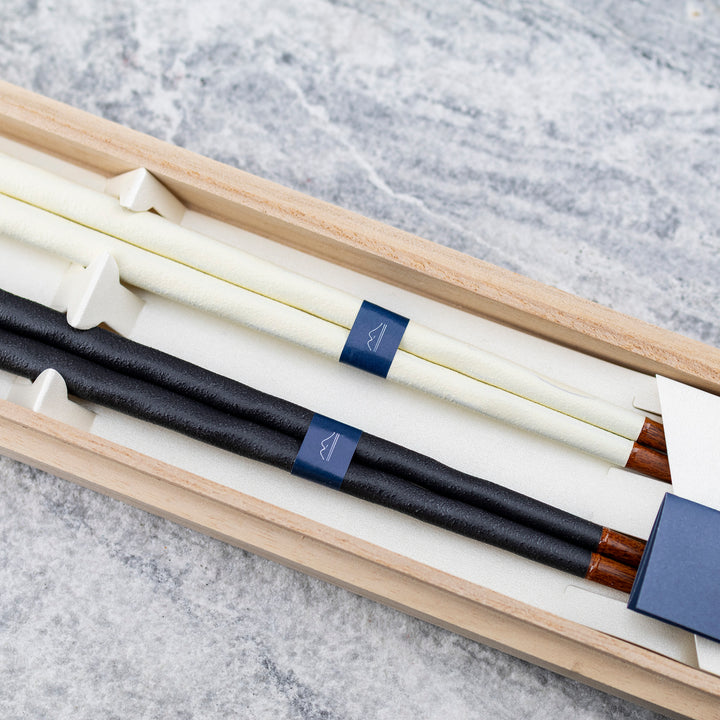 Japońskie Pałeczki do sushi Kawai - Kurabi Zestaw w drewnianym pudełku Black & White