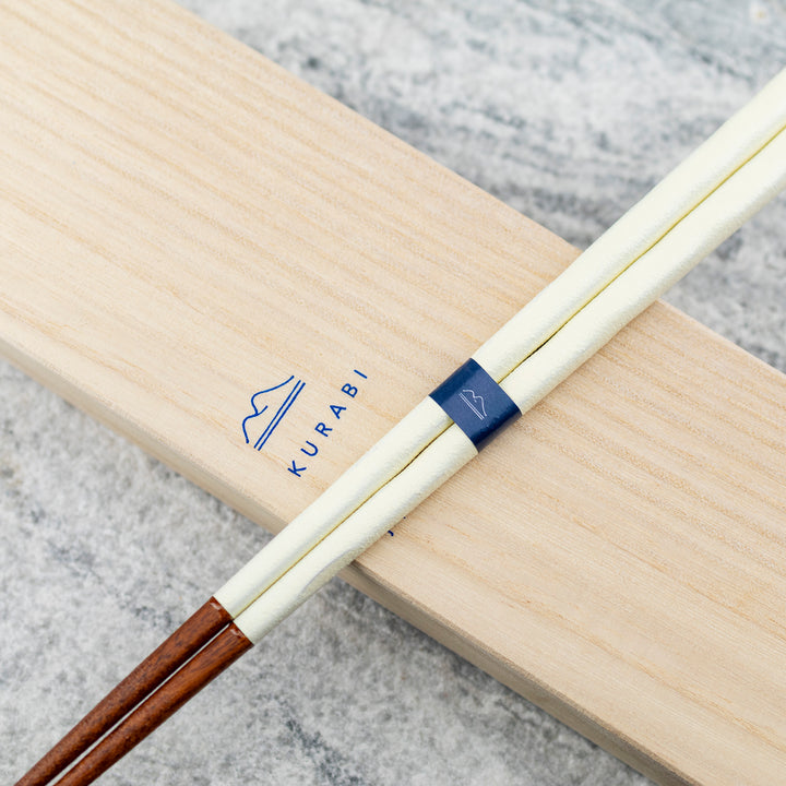 Japońskie Pałeczki do sushi Kawai - Kurabi Zestaw w drewnianym pudełku Black & White