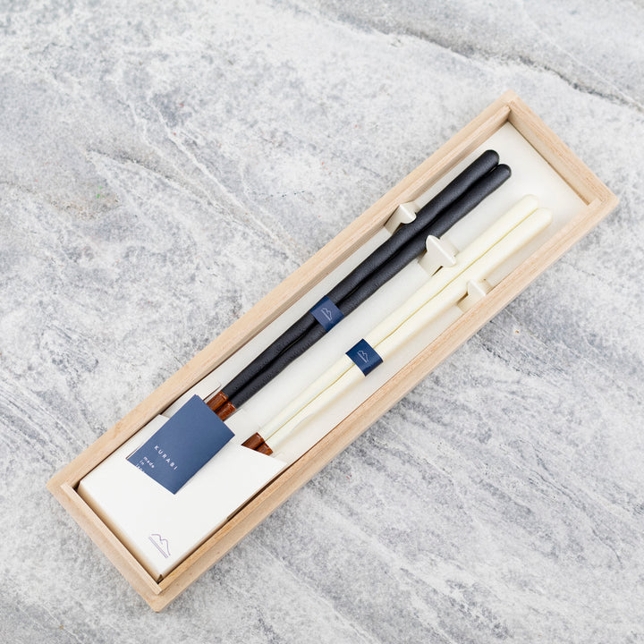 Japońskie Pałeczki do sushi Kawai - Kurabi Zestaw w drewnianym pudełku Black & White