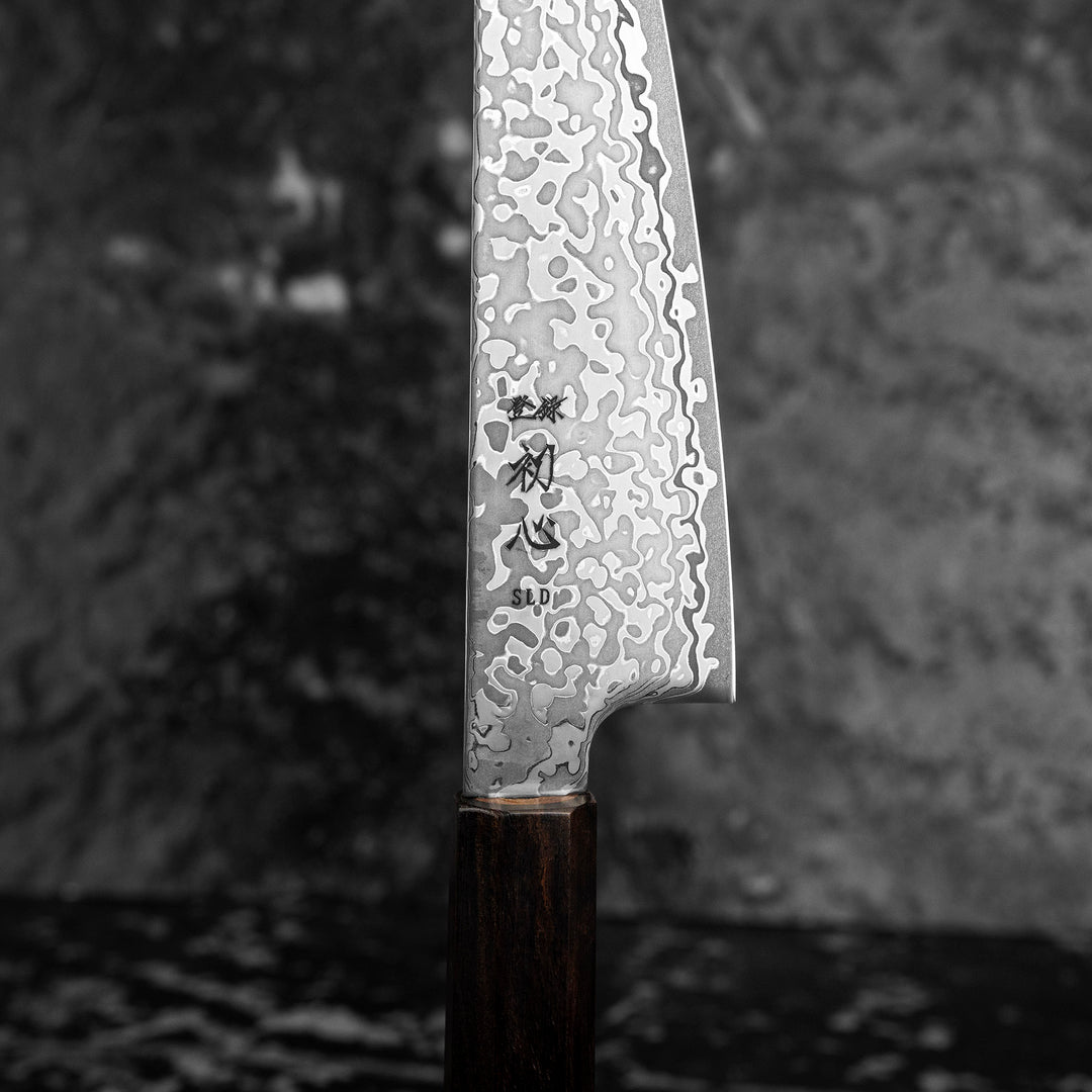 Ko-Santoku 15 cm Hatsukokoro Hikari Kurozame SLD Damascus