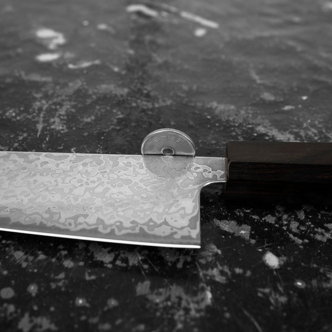 Santoku 17 cm Hatsukokoro Hikari Kurozame SLD Damascus