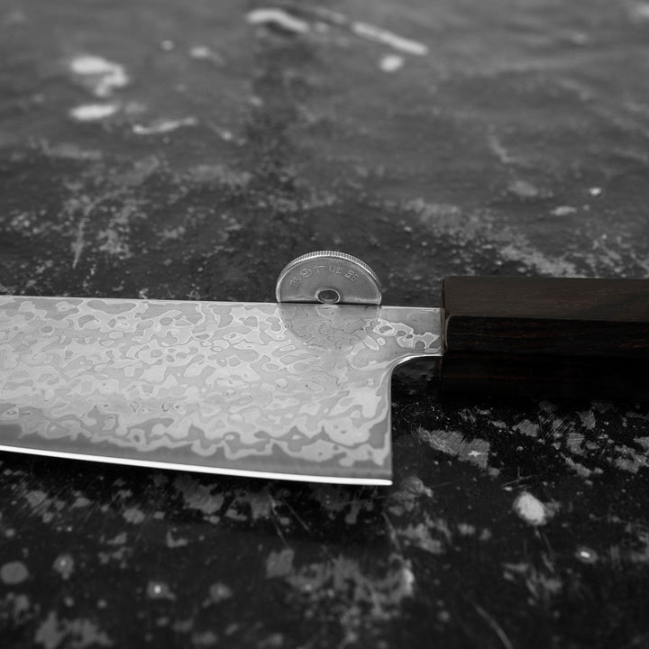 Santoku 17 cm Hatsukokoro Hikari Kurozame SLD Damascus